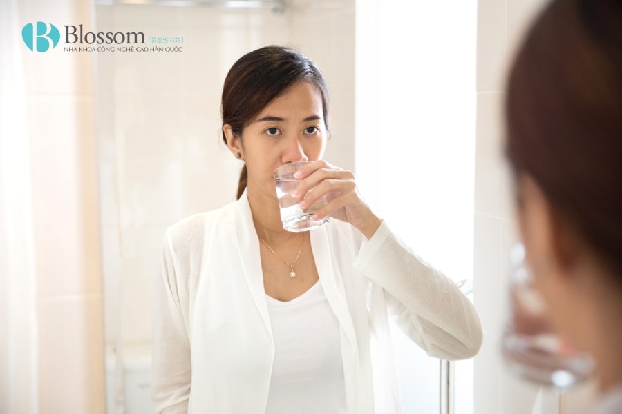 Súc miệng bằng muối có công dụng gì? Cách thực hiện và những lưu ý quan trọng 3 suc mieng bang muoi 3 min