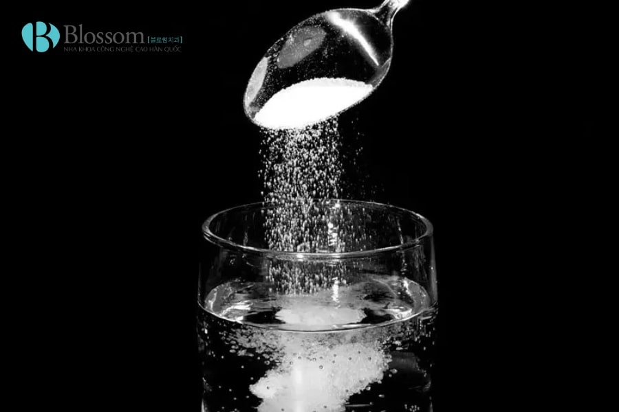 Súc miệng bằng muối có công dụng gì? Cách thực hiện và những lưu ý quan trọng 5 suc mieng bang muoi 5 min