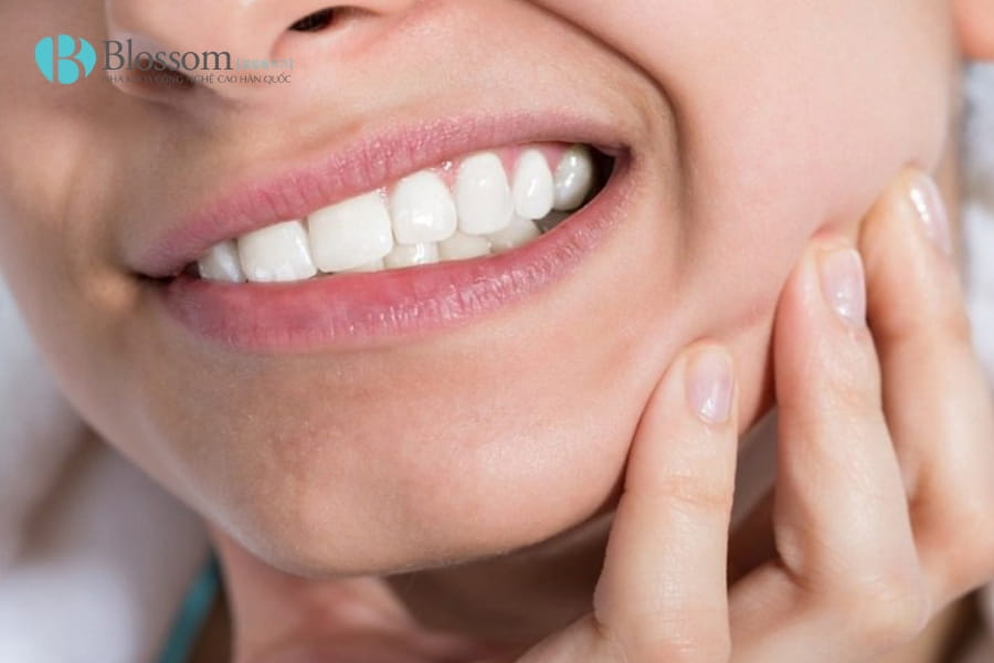 Cảm giác thường gặp sau khi làm răng sứ: Bình thường hay dấu hiệu biến chứng? 1 cam giac thuong gap sau khi lam rang su 1 2