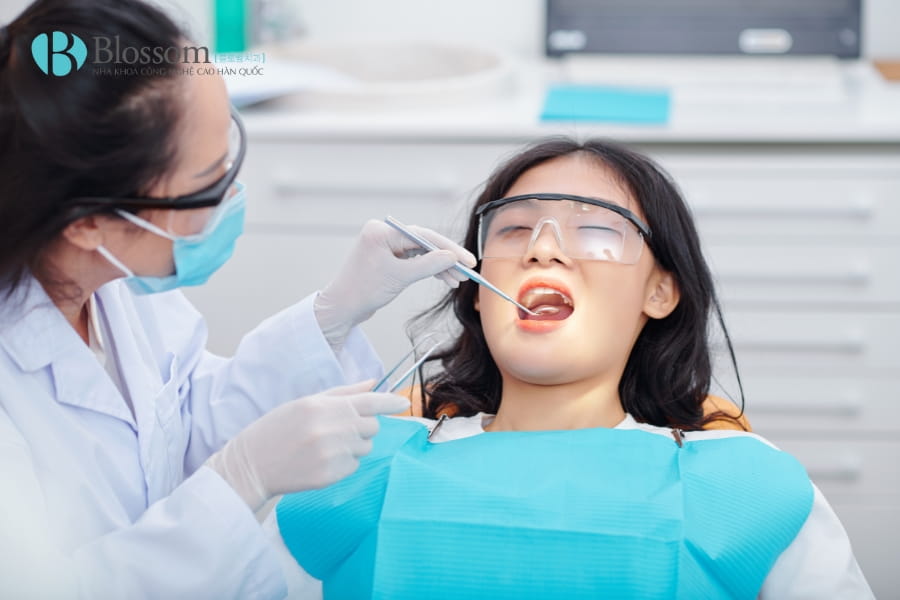 Cảm giác thường gặp sau khi làm răng sứ: Bình thường hay dấu hiệu biến chứng? 5 cam giac thuong gap sau khi lam rang su 5 2