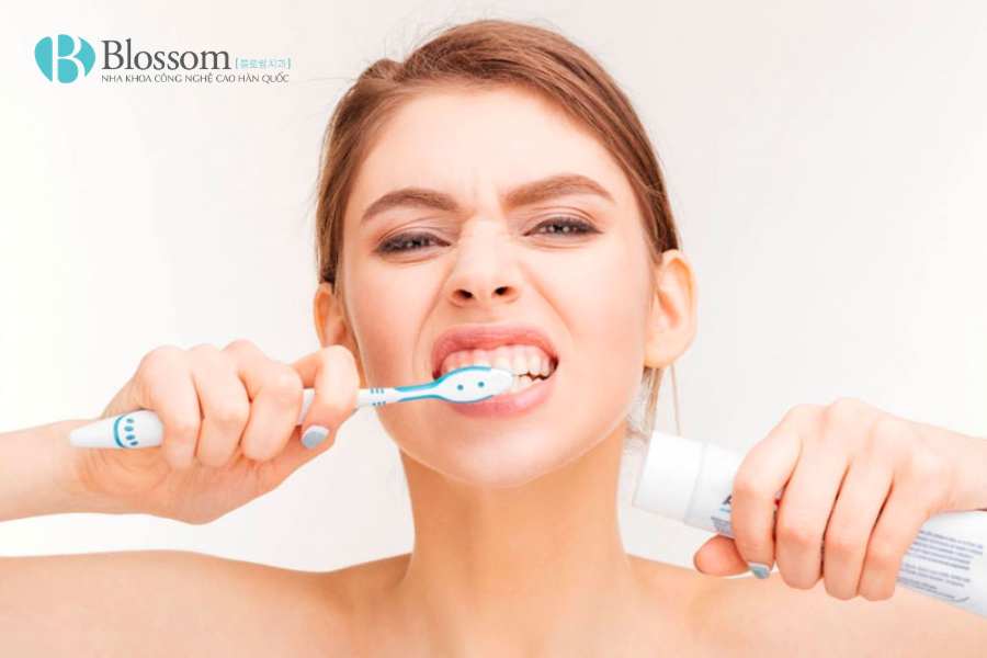 Dấu hiệu thường gặp khi mọc răng khôn: Khi nào là bình thường, khi nào là tín hiệu nguy hiểm? 5 dau hieu thuong gap khi moc rang khon 5