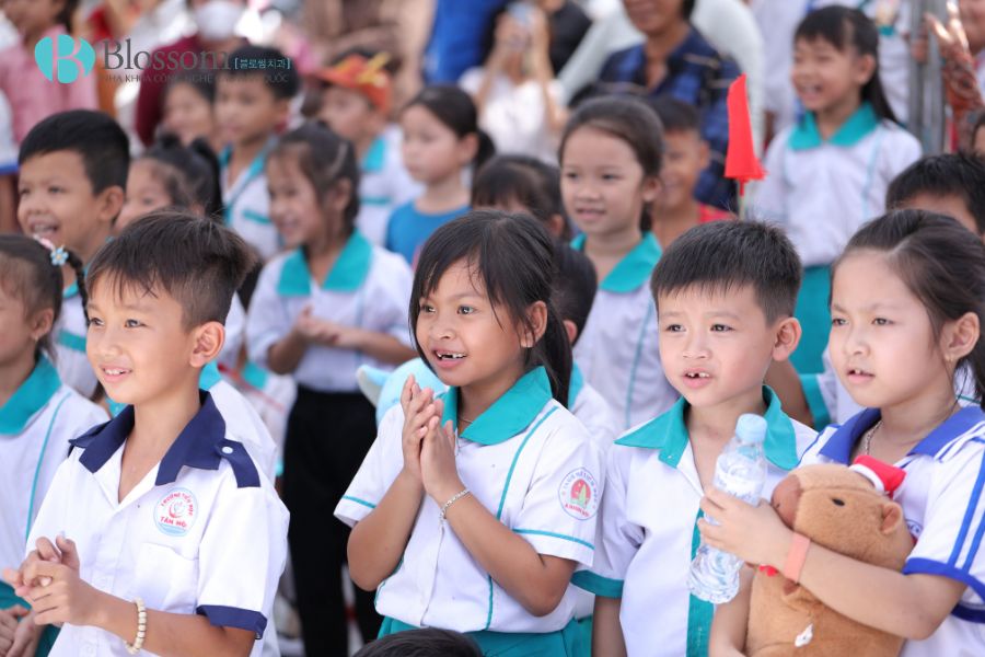 Nha khoa Blossom đồng hành cùng chương trình thiện nguyện “Vì nụ cười trẻ thơ lần IV” tại Trường Tiểu học A Nhơn Hội (An Giang) 1 nha khoa blossom dong hanh cung chuong trinh thien nguyen vi nu cuoi tre tho lan 1