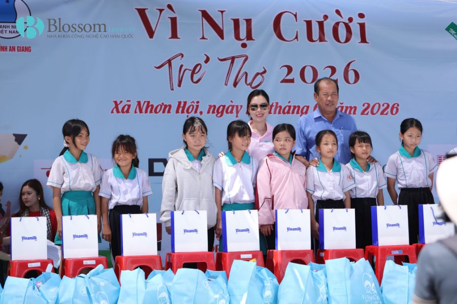 Nha khoa Blossom đồng hành cùng chương trình thiện nguyện “Vì nụ cười trẻ thơ lần IV” tại Trường Tiểu học A Nhơn Hội (An Giang) 4 nha khoa blossom dong hanh cung chuong trinh thien nguyen vi nu cuoi tre tho lan 7