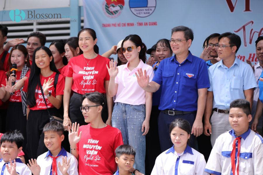 Nha khoa Blossom đồng hành cùng chương trình thiện nguyện “Vì nụ cười trẻ thơ lần IV” tại Trường Tiểu học A Nhơn Hội (An Giang) 7 nha khoa blossom dong hanh cung chuong trinh thien nguyen vi nu cuoi tre tho lan 8